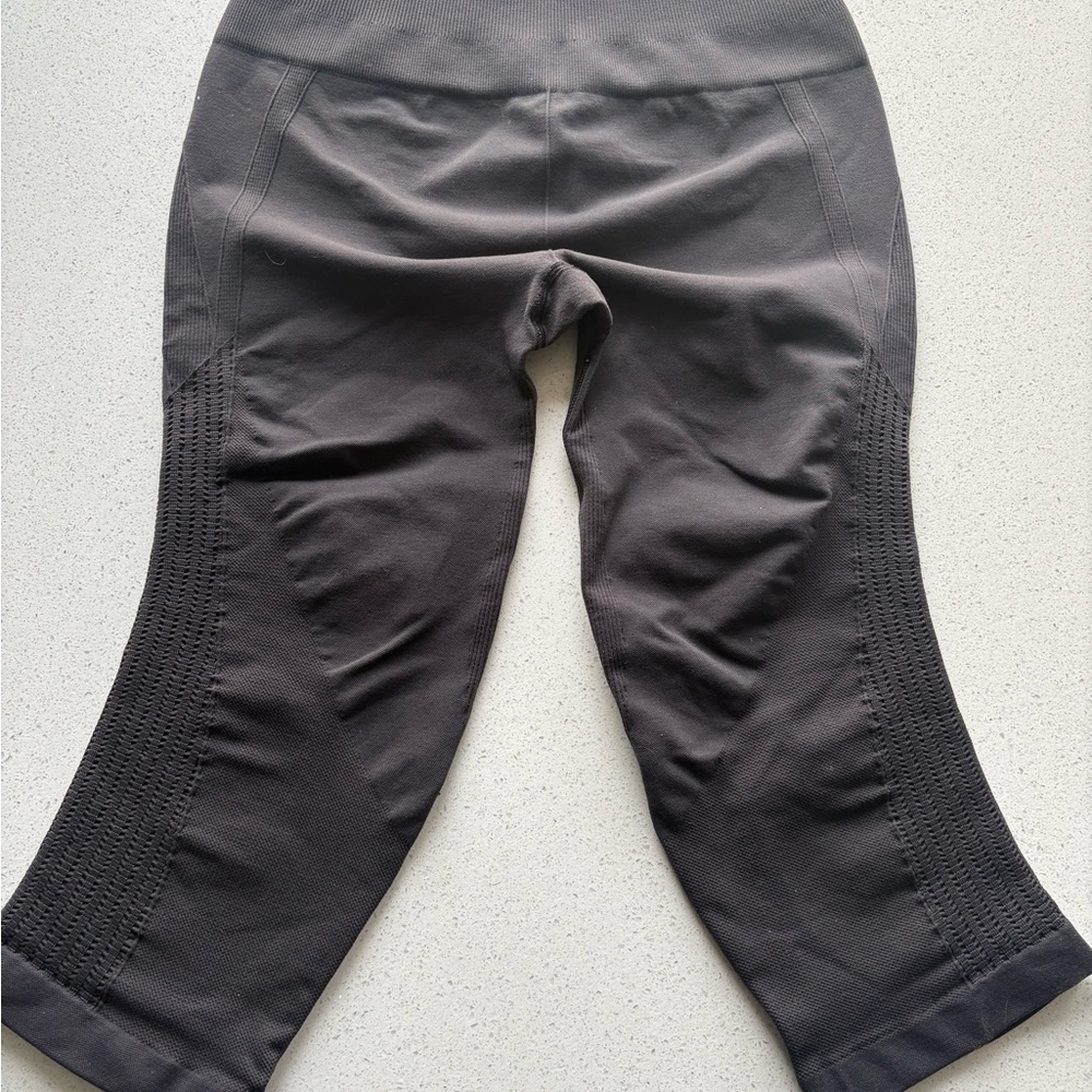 Lululemon ladies Gray Cropped Leggings - most likely a size 4